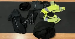 Laufbekleidung und Ausrüstung für den Winter, inklusive reflektierender Weste, Handschuhe, Mütze und Funktionskleidung