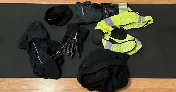 Laufbekleidung und Ausrüstung für den Winter, inklusive reflektierender Weste, Handschuhe, Mütze und Funktionskleidung